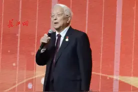 惊喜！84岁的“三毛”扮演者王龙基现身武汉
11月9日晚，著名表演艺术家、电影《三毛流浪记》中“三毛”的扮演者王龙基出席第三届“声润荆楚”湖北省全民朗诵大会颁奖盛典暨朗诵音乐会，并一度成为当晚最受欢迎的颁奖嘉宾。记者 ：李沁雪 编辑：邱琳视频封面
