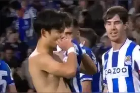 彻底征服皇社球迷！久保建英单吃毕尔巴鄂竞技后卫打进精彩进球，脱衣与球迷一起激情庆祝🍋#久保建英 #皇家社会 #西甲 #唯有足球不可辜负视频封面