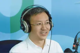 今天的“#2023夏令热线 #区长访谈 ” 中，闵行区的徐女士反映，自己住在马桥万科城大型小区，距离地铁5号线4公里，周围公交只有闵行37路可以到达地铁站，出行十分不方便。如何破解？视频封面