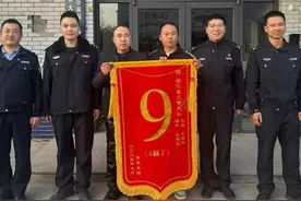 夏一男子给交警送了一面6翻了锦旗 近日，在宁夏贺兰县，群众高先生为感谢民警为其找到刮蹭爱车的肇事者，给贺兰县公安局交警大队送来一面“神”锦旗。在一个巨大的数字“9”下面，还一排小字写着“6翻了”，表达对贺兰交警“6翻了”的破案实力点赞和感谢。#宁夏一男子给交警送了一面9字锦旗   #宁夏一男子给交警送了一面6翻了锦旗 #宁夏贺兰交警收到一面6翻了锦旗 #村里有戏视频封面