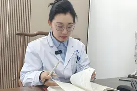 女中医因诊脉“诊断出情伤”走红，挂号费飙至200元仍“一号难求”#中医#诊脉视频封面