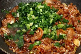 五花肉切的稍微厚一点点，煎嫩一些也好吃的！ 但是我非常喜欢这种又薄又干巴的，尤其肥肉，香极了#葱烧五花肉#五花肉#抖音美好食光视频封面