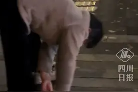 大妈撬不锈钢盲道条女生上前制止，“拆了一二十个，希望能尽快修补”#盲道 #成都视频封面