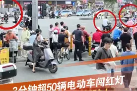 在深圳地铁4号线龙华站出入口附近的一个十字路口，记者粗略统计，3分钟，仅电动车闯红灯这一项违法行为，就超过了50例。#深圳  #龙华  #电动车闯红灯  #违法行为 #深圳dou知道 @抖音短视频 @DOU+小助手视频封面