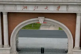 浙大是浙江唯一一所985、211的双一流大学，也是我国排在前三的学校，更是世界一流顶级大学#浙江大学 #大学校园 #高考加油视频封面