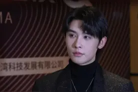 “霸总专业户”申浩男：“火锅味”的短剧霸总怕是霸不起来 #十四届中国国际新媒体短片节 #短剧顶流齐聚深圳 #开眼了短剧出海这么火 2月20日，权威数据研究机构DataEye主办的微短剧行业盛会“DataEye剧查查之夜”在深圳举办。短剧顶流申浩男在接受直新闻专访时，首次演绎“火锅味”霸总。#你的电子榨菜都来深圳了 #开眼了爆款短剧明星齐聚深圳视频封面