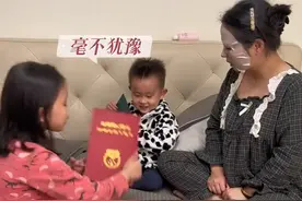 11月24日，上海。妈妈让姐弟自由选择房产证，一本上海的，一本是老家的。弟弟毫不犹豫地选择了老家的房子。网友“看来从小就知道了落叶归根。#人类幼崽 #内容过于真实 #家庭 @抖音短视频 来源：@亲亲幸福一家视频封面