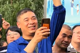 翘首以盼！6月7日下午5点，#高考 第二场考试结束。在临沂四中考点，考生们有序走出考场，家长们早已在考场外等候多时，期待的眼神令人动容！（临报融媒记者 郇恒雪 褚菲菲）视频封面