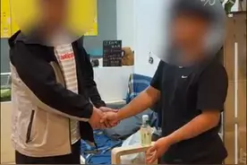 主动扶起摔倒老人被指责为肇事者？一场误会！老人儿子向仗义相助者当面致歉视频封面