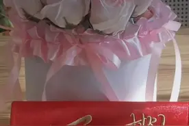 女生第一次到男友家做客，男友全家总动员迎接， 爸爸准备一桌菜，妈妈准备了鲜花和大红包，“这就是被重视的感觉吗？”视频封面