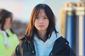 你小时候放学是不是这样走路的 #校园街拍 #青春感 #少女视频封面