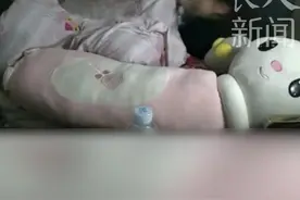 女孩一觉醒来天都塌了，以为爸爸变成娃娃边喊边哭，单手提起“爸爸”的样子笑喷网友 爸爸：挺好笑 也挺感动的 来源：@噼里啪  #爸爸和女儿   #万万想不到视频封面