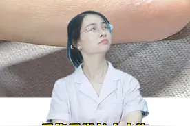 手上长了很多小水泡超级痒，别抓别挤！医生教你处理。#汗疱疹 #皮肤 #科普 #小水泡很痒怎么办视频封面