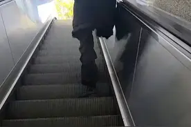 上一秒被大哥的身残志坚所感动 下一秒却发现自己错的离谱 网友：刚开始真的不敢笑（吕）#社会百态 #离谱 #搞笑视频封面