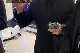 男子在商场上厕所被保洁溅了一身排泄物，“用水桶冲隔壁 顺着隔板我溅了一身”商场以500元作为补偿 双方没有达成协商，商场工作人员：如果是我 我不会怪保洁（畅）视频封面