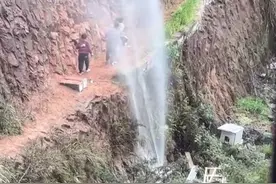 几个小孩哥在村路上闯大祸，一个石头下去直接“人造喷泉”，回家后一顿竹笋炒肉怕是跑不了了 #小孩哥  #熊孩子  #人造喷泉  #竹笋炒肉视频封面