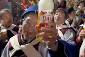 云南人上分就像呼吸一样简单，老奶奶带你嗨起来。 #嗨翻全场 #云南打跳 #云南打跳舞蹈视频 #气氛搞起来 #云南人买不到票都摇着回家