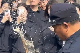 3月18日，山东济南，警体教官苏泗军课间展示单指击穿易拉罐绝技，引学生喝彩。据了解，他曾是雪豹突击队队员。#山东dou知道视频封面