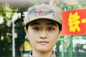深圳初中地理女教师严诗思光荣入伍 深圳初中地理女教师严诗思光荣入伍！2025年女兵征召令发布时，严诗思毅然提交申请：“我想告诉学生，梦想无关年龄与职业——只要心怀热爱，就能奔赴山海。”#深圳女教师严诗思光荣入伍  #龙华区第二实验学校  #正能量  #参军梦 #深圳dou知道 @抖音短视频 @DOU+小助手视频封面