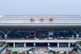 【#乘客吐槽凌晨3点候车厅不让进  ，长沙南站回应】1月23日，中国铁路广州局集团有限公司长沙南火车站官方微博发文称，长沙南站东西广场候车室24小时开放候车。全文如下：1月23日，有网友反映长沙南站东广场凌晨3点不让中转旅客进站候车，车站迅速对相关情况进行调查。1月21日起，受冰雪天气影响，长沙南站部分列车出现晚点。车站联合长沙地铁、公交等部门，在晚间 23:30分-4时加大运力，方便旅客接驳出行。同时，将车站主要客流入口，西广场进站口调整为24小时营业。东广场进站口按正常服务时间关闭，造成旅客不便，车站深表歉意。为了给旅客更好的出行体验，长沙南站将在类似情况下，将东、西广场候车室的开放时间同时调整为24小时提供候车服务。感谢广大旅客对车站工作的监督，欢迎大家继续提出宝贵意见。（@广铁集团长沙南火车站 ）视频封面