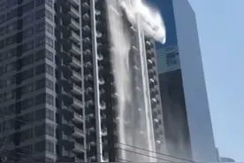 泰国一高层楼顶泳池因地震剧烈泼水：如瀑布覆盖整栋楼 列车剧烈摇晃乘客逃出视频封面