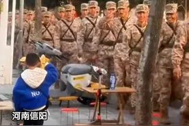 男孩路边偶遇兵哥哥激动行礼，兵哥哥们暖心回礼致意！网友：小手敬信仰，大手回希望！#中国军人 #兵哥哥 #有爱的一幕视频封面