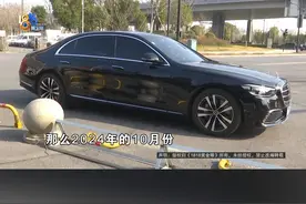 小李介绍，他是做品牌设计的，这辆奔驰S450L是2022年买的，花了一百多万。几个月前，他发现车子的装饰条松动了。他猜测，可能跟一年多之前，他花六千多元找杭州金恒德汽车用品城A区的“膜π”贴的车衣有关。谈到赔偿价格，小李说他还问过AI，不过AI计算的金额过高。#1818黄金眼 #奔驰 #AI视频封面