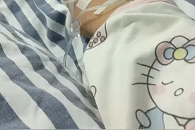 女生在寝室吃小龙虾，室友闻味儿过敏全身发红，半夜被紧急送医院挂水。视频封面