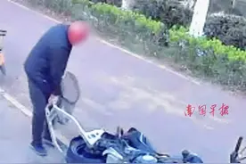 大爷顺走起车架致摩托倒地受损 ，第二天又来顺走烧烤炉，车主：需要修车，已报警#大爷永远是大爷 #摩托车 #惯偷 #奇葩 #社会百态视频封面