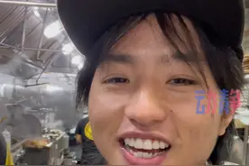 贵州小伙骆豪在美国纽约端盘子，一年后就靠卖三轮车赚到了一百万。#贵州小伙骑三轮勇闯美国 #年入百万的贵州小伙之前在美国端盘子视频封面