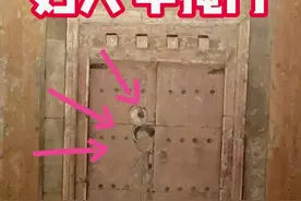 在宋代一座古墓中，发现一位妇人半掩着门，是在暗示什么 #宋金砖雕墓 #妇人启门图 #古墓 #考古 #盗墓视频封面