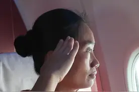 退伍老兵眼中含泪敬礼告别！西沙退伍军人离岛返乡，飞机特意绕行两圈，他们深情凝望，最后再看一眼曾经守护的地方……#中国军人 #退伍不褪色 #海南海口视频封面