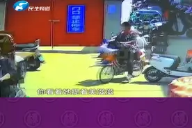 4月9日 河南郑州：女子买了两箱奶放电车上，不料被路过大妈“顺手牵羊”？#顺手牵羊 #丢东西 #河南dou知道 @《小莉帮忙》曦小莉 视频封面