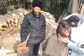 女子帮大爷劈柴，一锤下去大爷脸上的笑容消失了#劈柴 视频来源@西妖肖视频封面