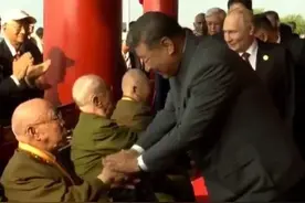 习近平等登上天安门城楼。习近平同抗战老战士老同志代表亲切握手，向他们表示崇高敬意。
