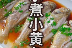 水煮小黄鱼 将小黄鱼一条一条的放开水里烫一烫，出锅就是黄鱼特别鲜嫩好吃的做法，鲜嫩好吃，入口就化，太好吃了。#小黄鱼视频封面