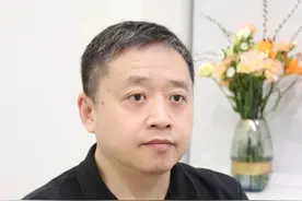 为啥晚上看灯有光晕呢？视频封面