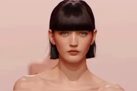 梦幻与力量交织的盛宴 Elie Saab 2025春夏高级定制系列，不仅是奢华工艺的展示，更是对女性力量与未来的颂扬。#eliesaab #巴黎时装周 #高定 #模特走秀 #时装秀视频封面
