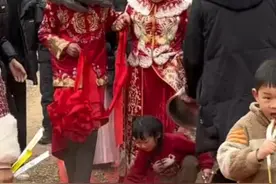 婚礼上小女孩看见红毯上有泥土，蹲下身默默将土块扫开，“她不知道习俗  只知道新人脚会痛”#媒体精选计划视频封面