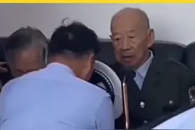 9月19日湖北黄梅，牺牲民警程凯一家三代四警，大哥长跪父亲面前痛哭不已 视频封面