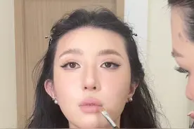 花688块去化妆，终于学会骨相化妆了！ 这次有点值，原来骨相捏脸是这种感觉。。。
我以前化的那都是啥？

#妆前妆后 #斯拉夫#混血妆 #骨相化妆 #素人改造视频封面