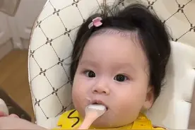 爸爸独自带五月龄宝宝的一天，血泪教训 喂辅食宝宝噗噗噗的时候别笑，不然这饭是没法好好吃了😭#爸爸带娃#超级奶爸#人类幼崽成长记#育儿经验分享视频封面