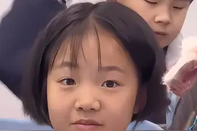 #老师的小纸条让她眼里又有了光  10月21日，江苏。女孩因剪短发情绪低落，老师发现后递上小纸条暖心鼓励，女孩露出开心的笑容，网友：抬头看向老师的眼神又有了“光”！#暖心小纸条视频封面