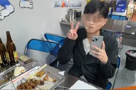 3月23日上午，浙江杭州，针对女生烧烤店劝阻吸烟被怼：“不想闻烟味为什么要出来吃饭？”，杭州市政府服务热线工作人员回应称：娱乐场所和餐饮店都是有禁烟规定的，饭店有义务进行规劝吸烟者。同时，如果饭店没有张贴禁烟标识，可以向当地市场监督管理局进行反映。#饭店吸烟 #烧烤店吸烟 #吸烟有害健康 @抖音短视频 @DOU+小助手视频封面