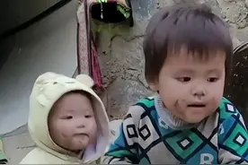 收获芭蕉养弟弟 哥刚出门寻找食物，在山上捡到因成熟掉落的芭蕉，拿回家和弟弟分享#越南生活 #越南农村 #农村孩子 #农村生活 #内容启发搜索视频封面