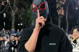 平常心单挑某校队队长，这转身速度有点东西！这俩人水平你给打几分？ #篮球 #热爱篮球#野球场 视频封面