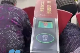 12月10日（回应）浙江杭州，几名老人用“钻狗洞”方式进站，一旁有人提醒：要去买票，杭州地铁：还没接到反馈，如果票务稽查人员在会处理视频封面