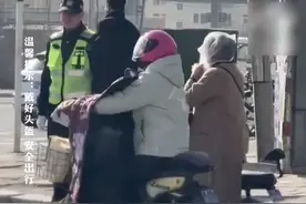 离谱！女子没戴头盔遇到交警竟给自己套上塑料袋，网友：现实版掩耳盗铃不过如此@抖音短视频 @DOU+小助手 #头盔 #交通安全 #安全出行视频封面