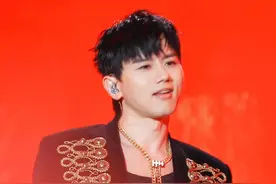 意思是我在电影院贴脸看这个是吧#张杰 #火鸟 #张杰演唱会 #电影张杰曜北斗巡回演唱会视频封面