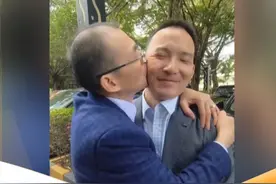 回到亲生父母身边后 谢浩男和家人有说不完的话 出生于1998年的谢浩男，当过兵，目前在一所“211”高校攻读研究生，所学专业是生物技术，他还是一个健身达人。而谢岳在寻子的过程中没有放弃自我，开了一家服装公司，事业有成。谢岳寻子的故事在网络引发热议，网友评论说两父子分离24年，如今“顶峰相见”。
#悬赏千万寻子父亲找到失踪24年儿子#视频封面